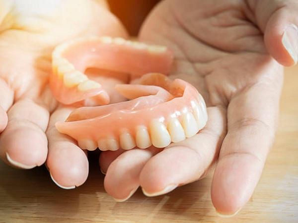 Gigi Palsu Jogja Kenali Manfaat dan Risiko Pemasangannya